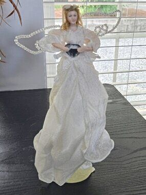 Vintage 2002 Putting on the Ritz Angel of Peace 11" porcelain doll w/bead accent
